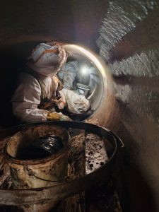 Arbeitseinsatz der besonderen Art: Damit in die Leitung ein neues Rohr eingezogen werden kann, mussten vorab 430 Edelstahlmanschetten manuell ausgebaut werden.