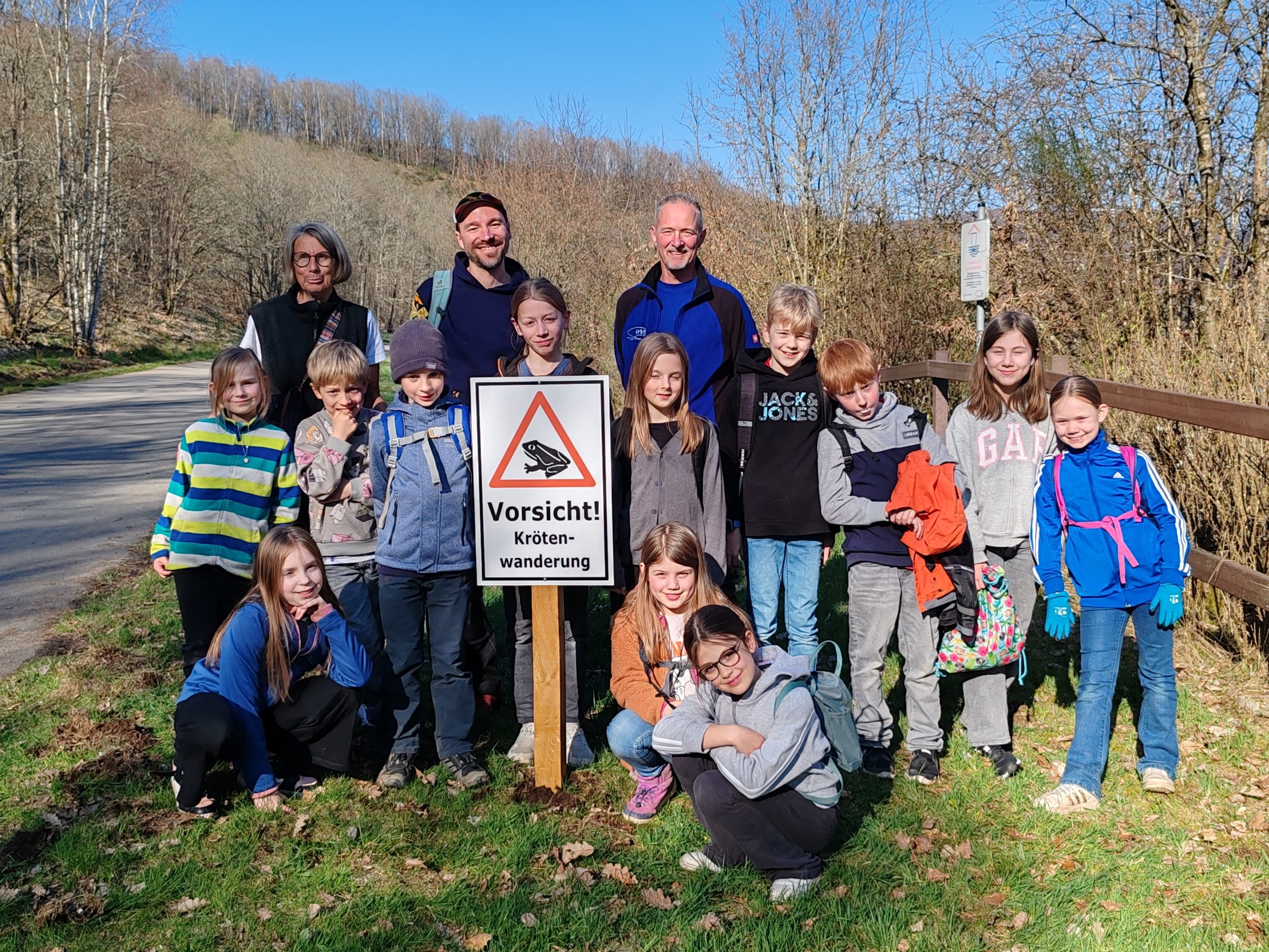 Anpacken für Amphibien: Kinder vom „Radio der Zukunft“ und WVS stellen Krötenwanderschilder um die Obernautalsperre auf